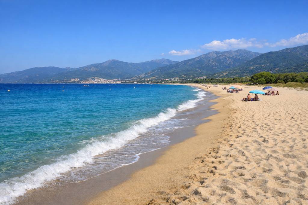 Plage de capu laurosu propriano : vaste étendue de sable face au golfe du valinco