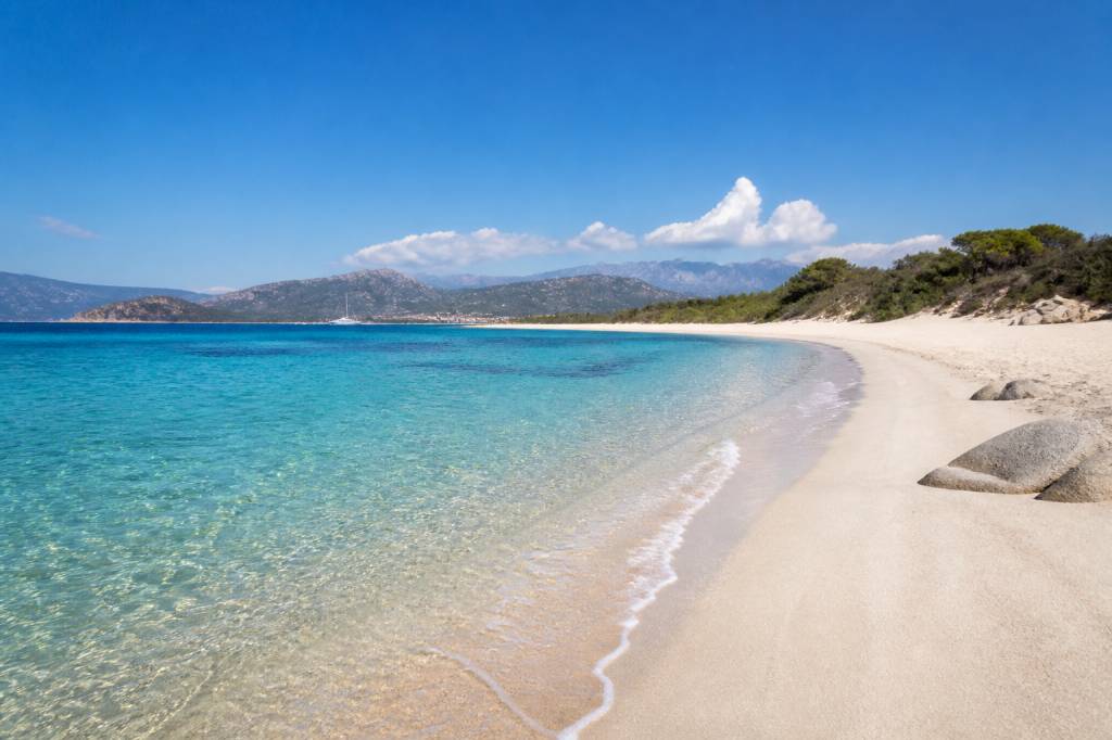 Arinella Lumio, plage de Corse entre sable fin et eaux turquoise