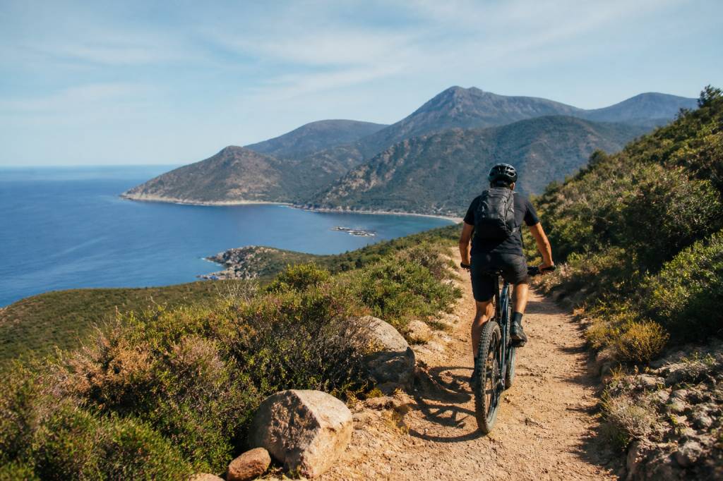 Corse en vtt : itinéraires, paysages et conseils pour explorer l’île à vélo