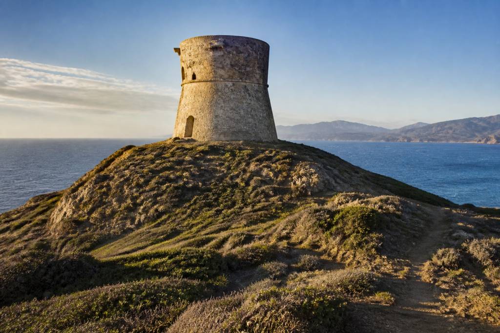 Tours génoises en Corse : histoire, rôle et sites à découvrir