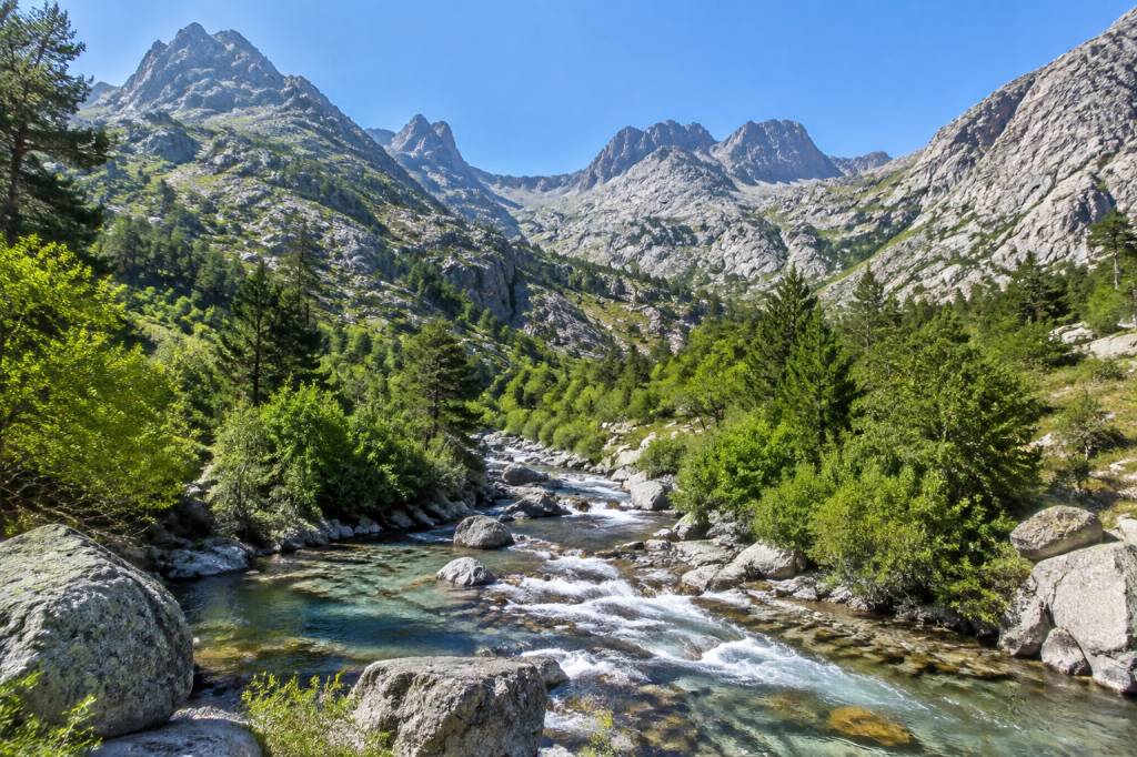 Vallée de la Restonica : guide complet pour découvrir ses paysages et ses sentiers emblématiques